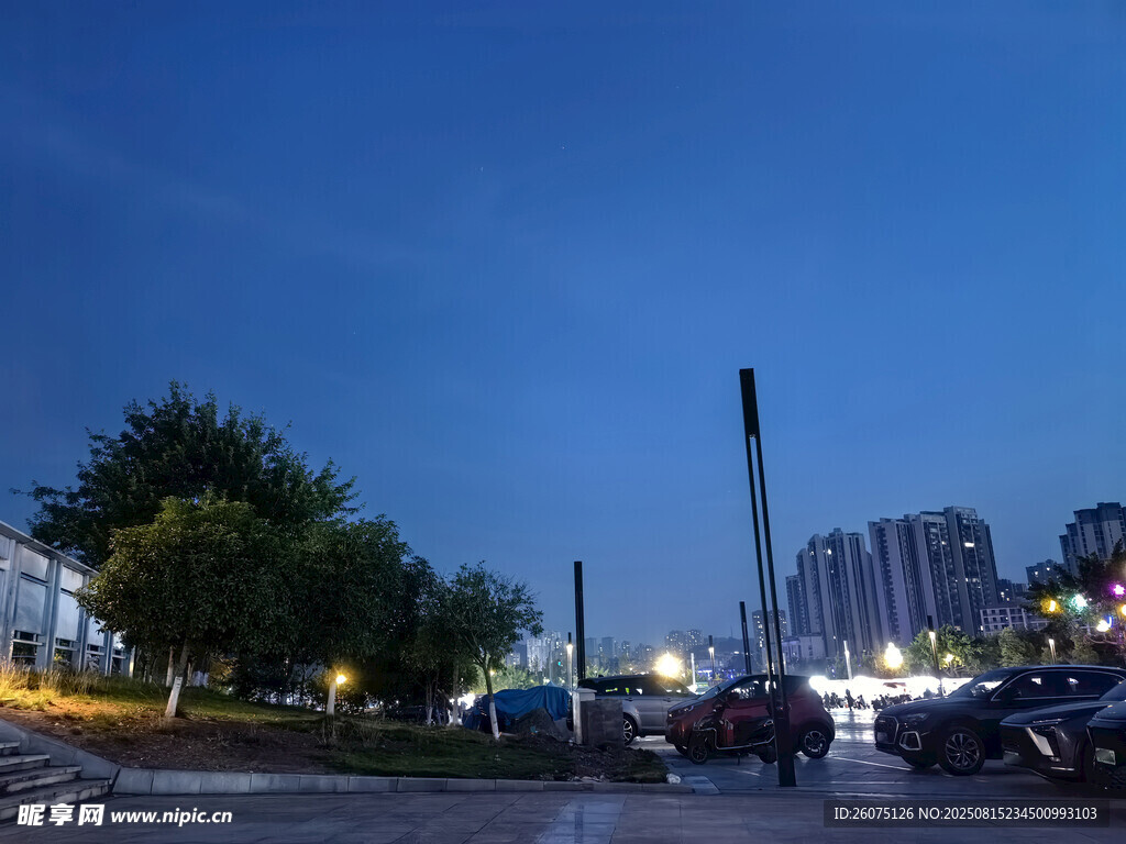 城市黃昏下的街道停車場景