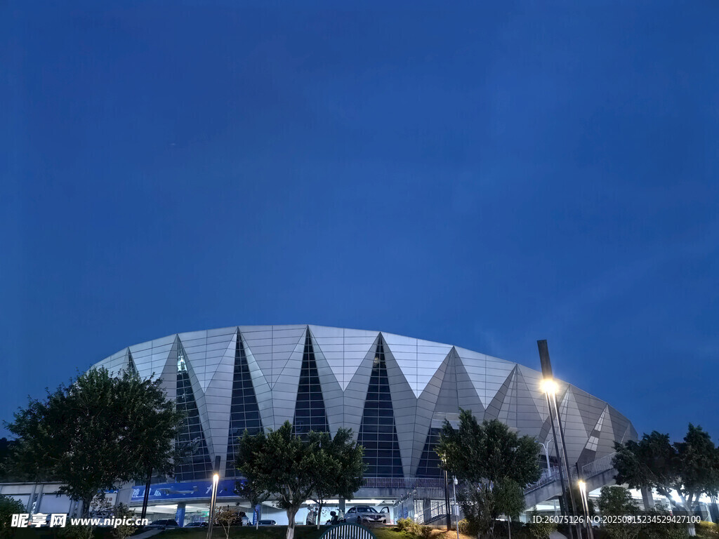 夜幕下的獨(dú)特建筑外觀