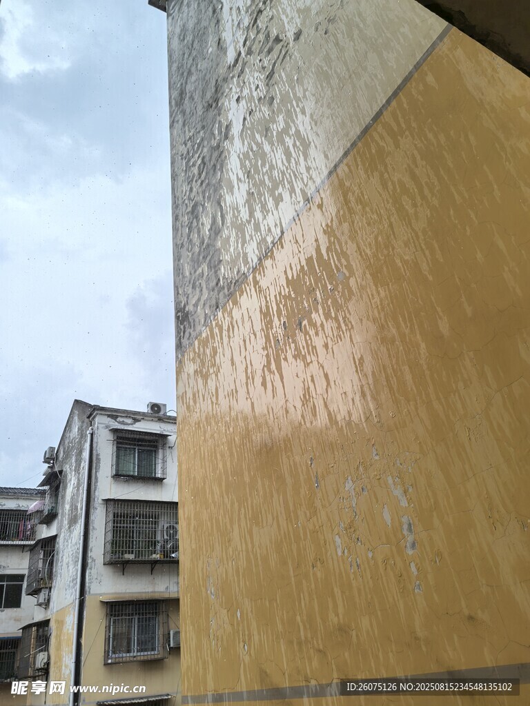 雨天老舊樓房外墻斑駁景象