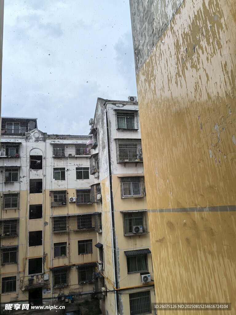 雨天老舊居民樓外觀景象