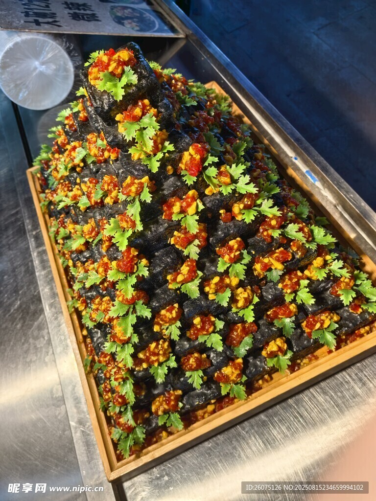 多彩臭豆腐整齊擺放