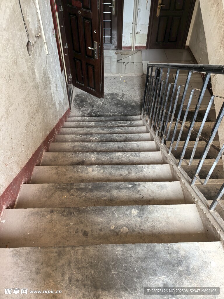 老舊斑駁的室內(nèi)水泥樓梯