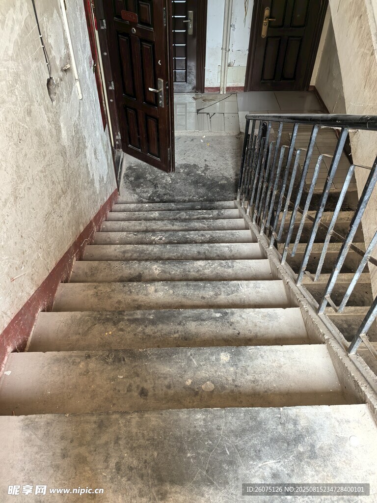 老舊斑駁的室內(nèi)水泥樓梯