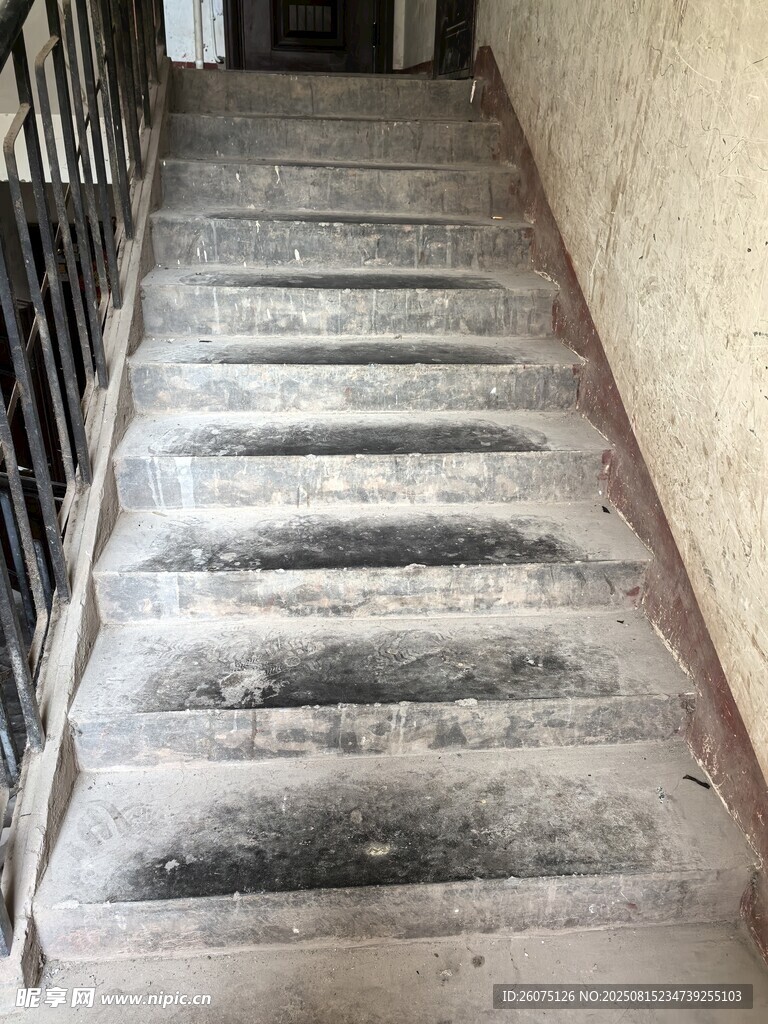 老舊斑駁的水泥樓梯