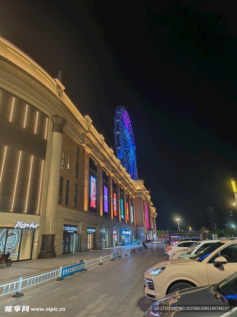 城市街道夜景與停放車輛