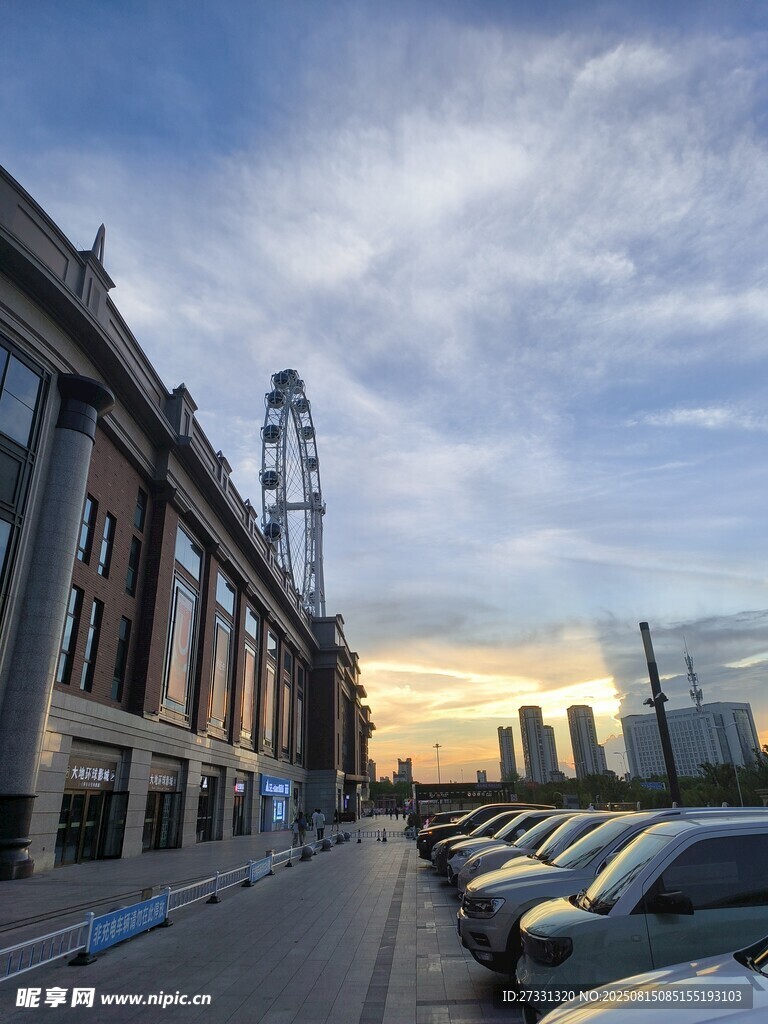 城市街道旁的摩天輪與建筑