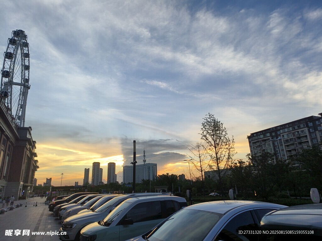 夕陽下的停車場與摩天輪