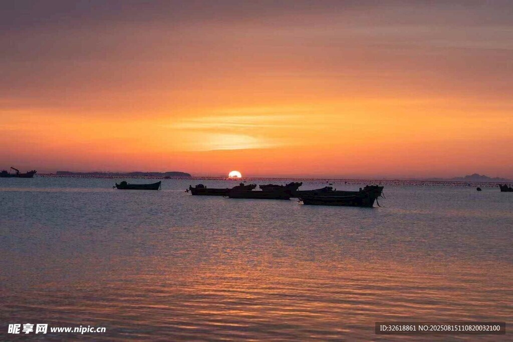 海上日落時(shí)的船只景象