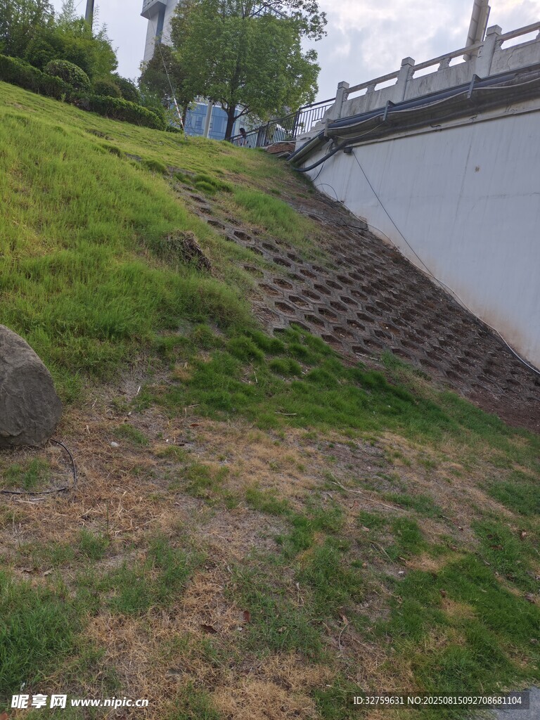 山坡上的石階小路