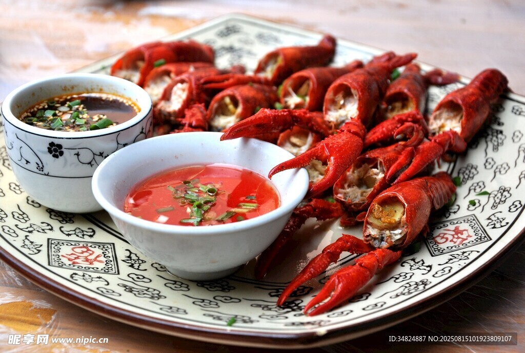 美味小龍蝦配特色蘸料
