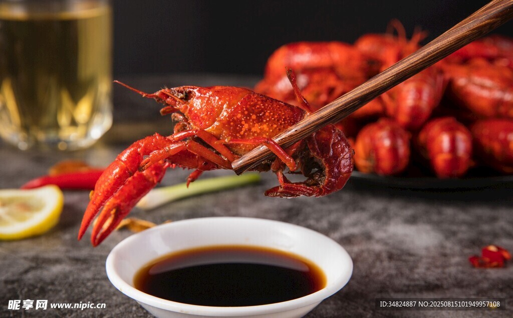 美味小龍蝦配蘸料