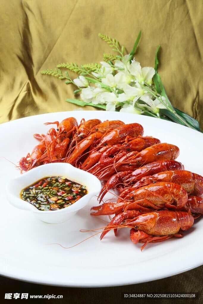 美味小龍蝦配蘸料