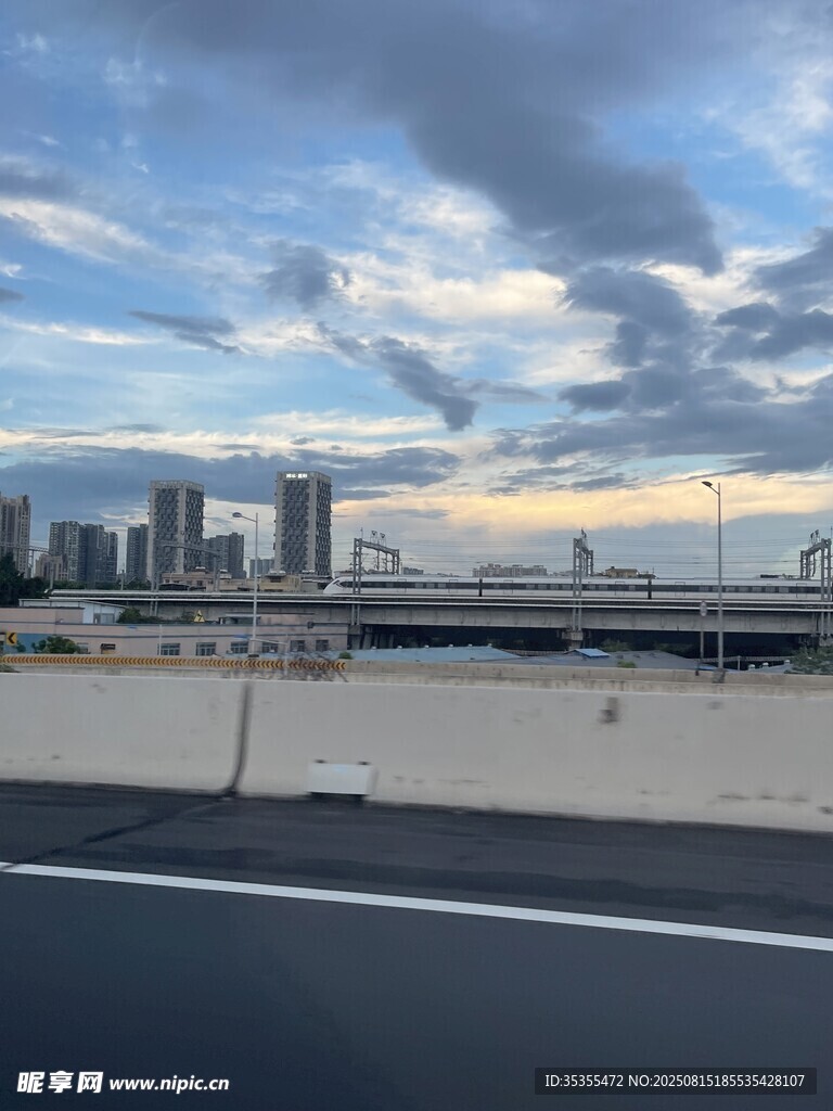 城市天際線與開闊道路
