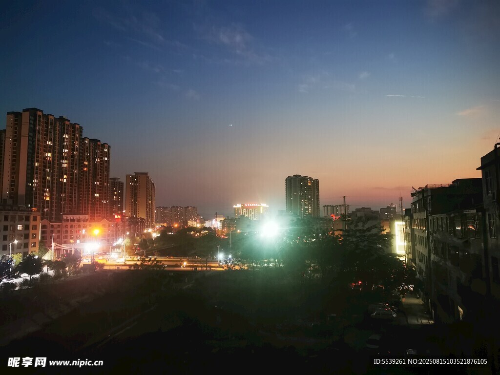 城市夜幕下的璀璨景象