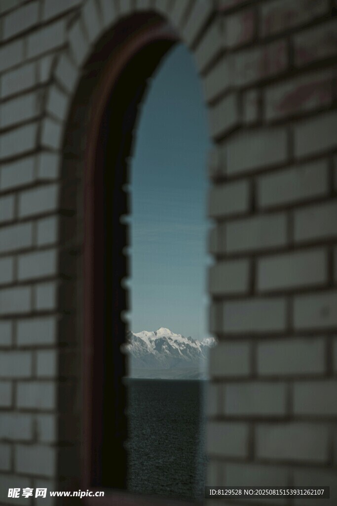 透過拱門望雪山美景