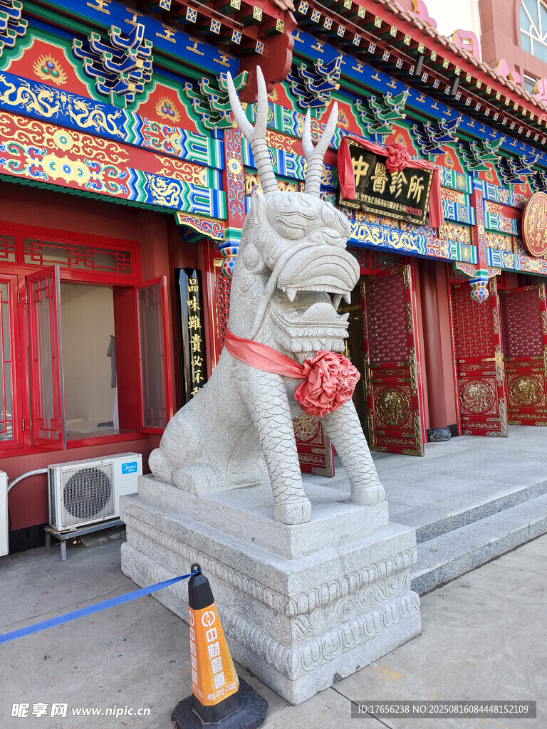中式建筑前的石獅子雕像