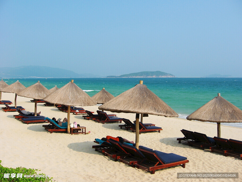 海濱沙灘遮陽(yáng)傘躺椅景觀
