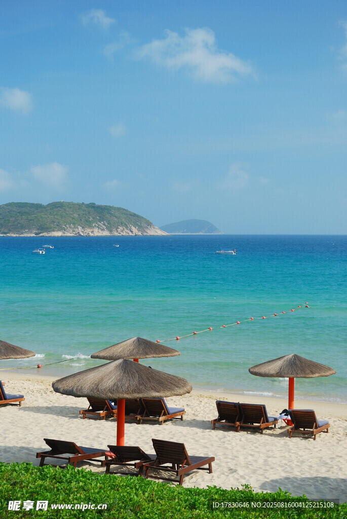 海濱沙灘休閑遮陽傘場景