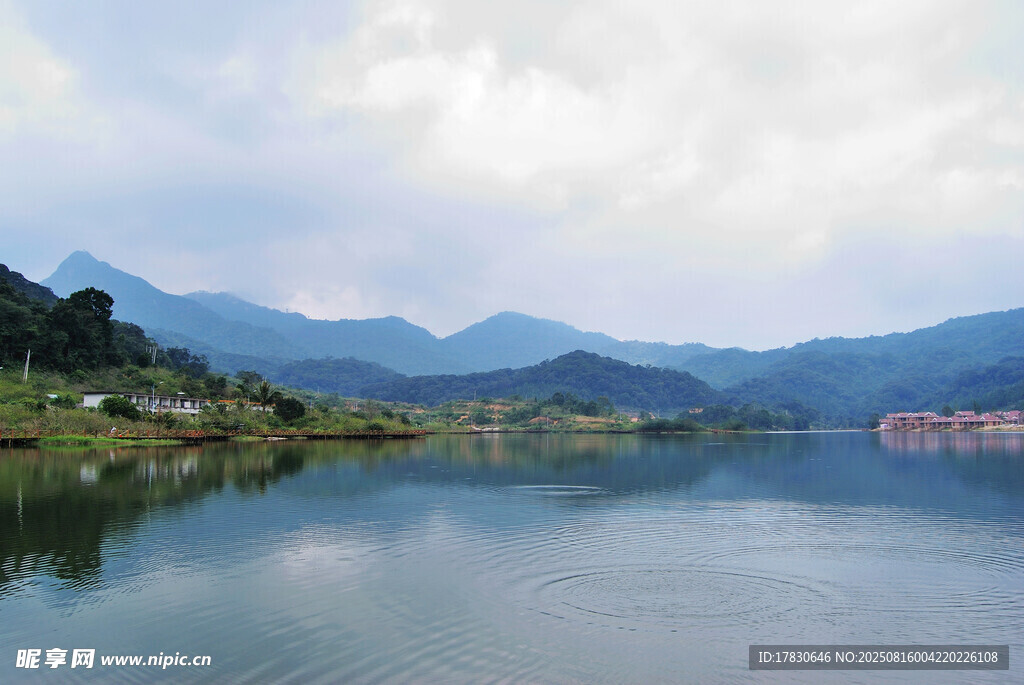 寧靜山水湖景風光圖