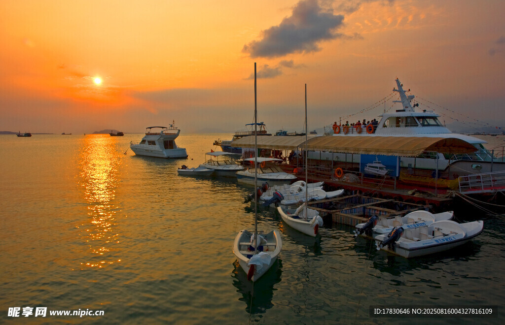 夕陽下的海港停泊景象
