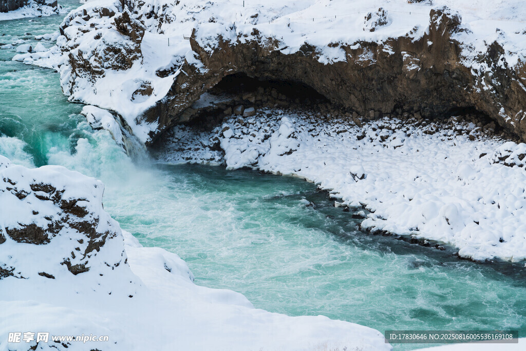 冰雪覆蓋的碧綠河流景觀