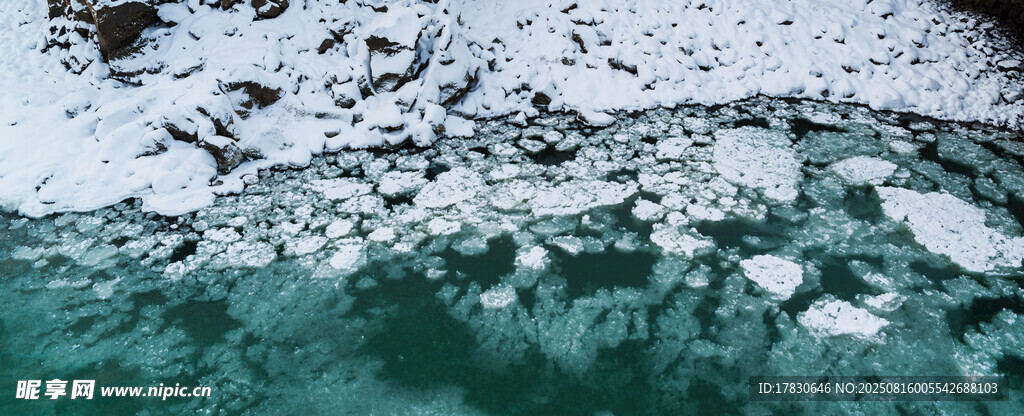 冰雪覆蓋的碧藍(lán)海水
