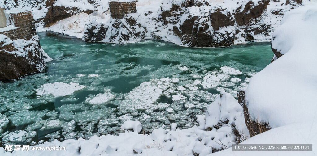 冬日冰雪覆蓋的碧綠溪流