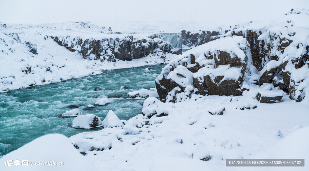 冰雪覆蓋下的碧綠河流