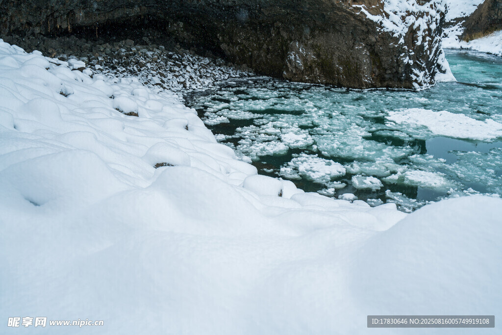 冰雪覆蓋的河流與浮冰景觀