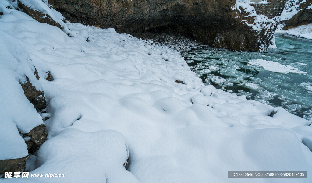 雪覆溪邊美景