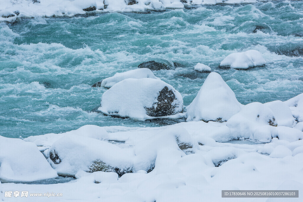 冰雪覆蓋的湍急河流景觀