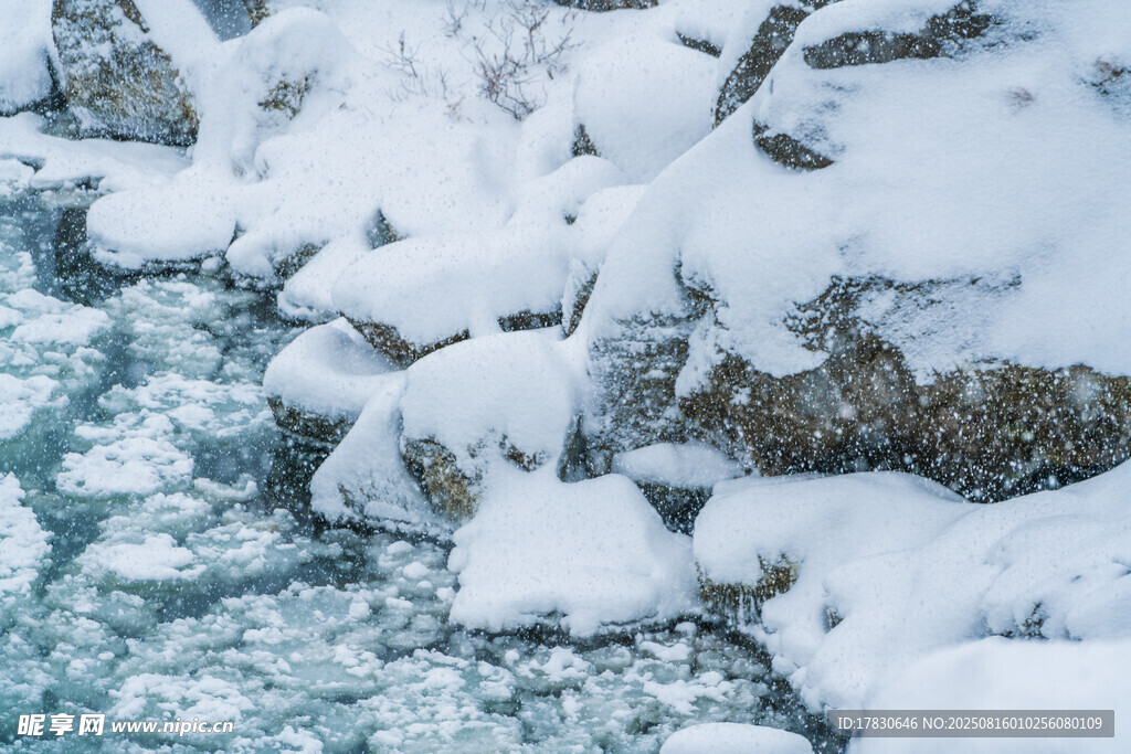 冰雪覆蓋的溪邊巖石景觀(guān)