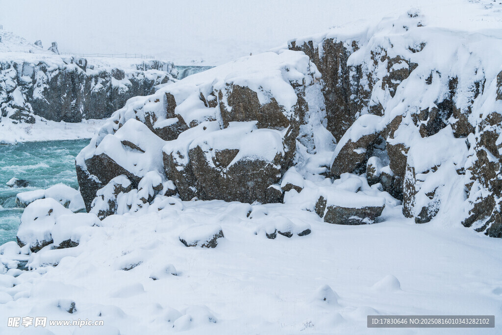 雪覆海岸巖石壯麗景觀