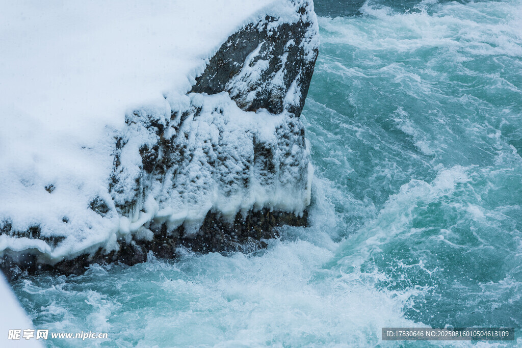 冰雪覆蓋的湍急河流景象