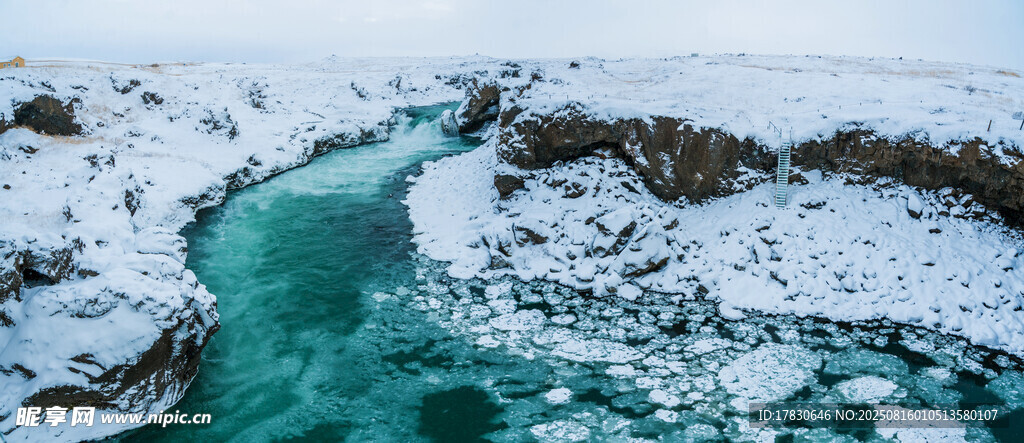 冰雪覆蓋下的碧綠河流
