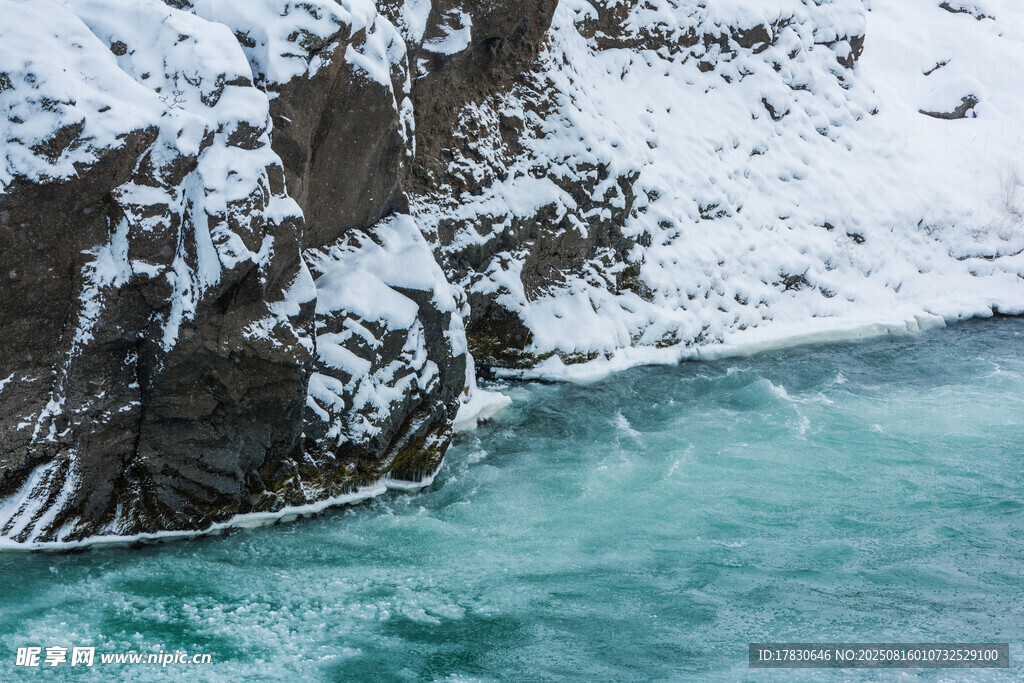 冰雪覆蓋的壯麗海岸風光
