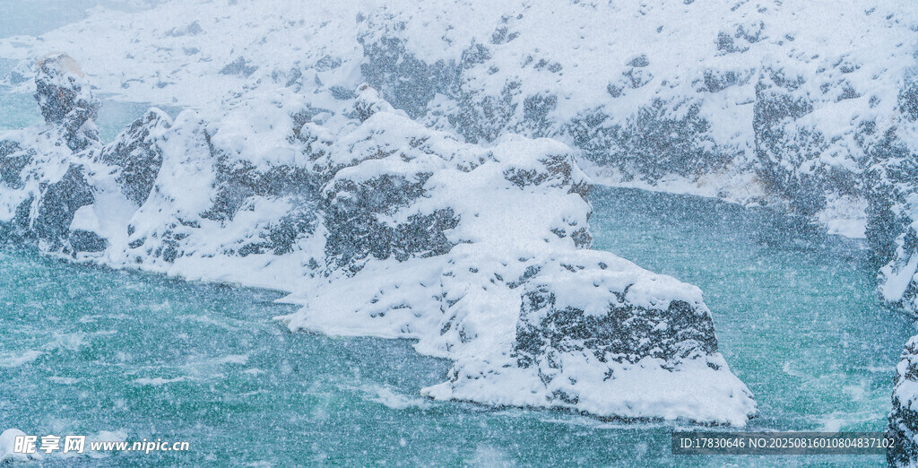 冰雪覆蓋的壯麗藍色水域