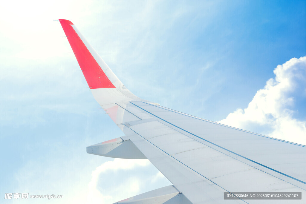 飛機機翼與晴朗藍天