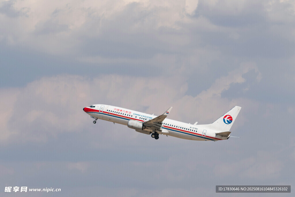 空中飛行的客機(jī)