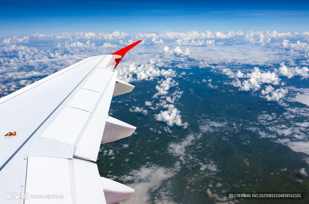 飛機機翼俯瞰云海美景