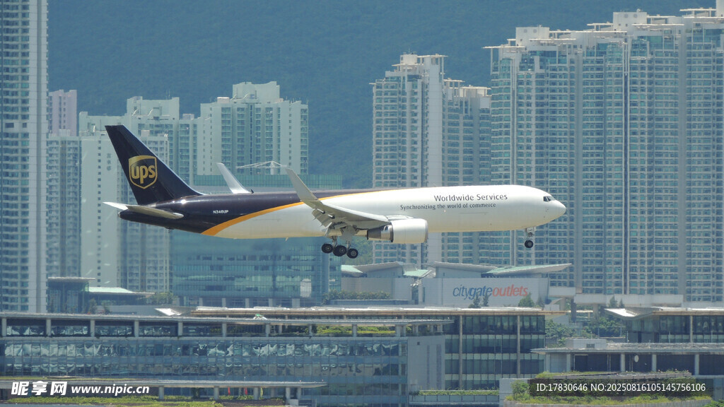 飛機(jī)于城市上空起飛