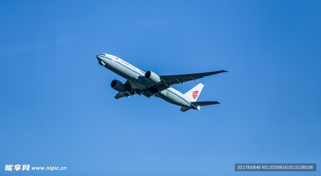 藍天中翱翔的民航客機