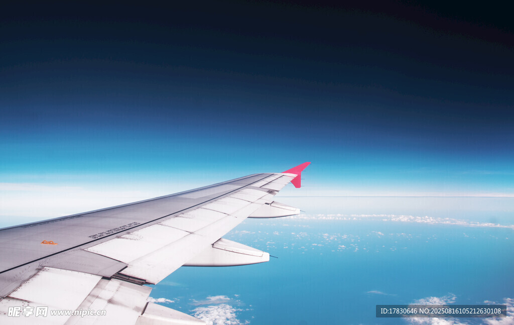 飛機(jī)機(jī)翼上的云端美景