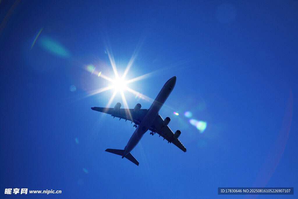 夜空翱翔的飛機(jī)