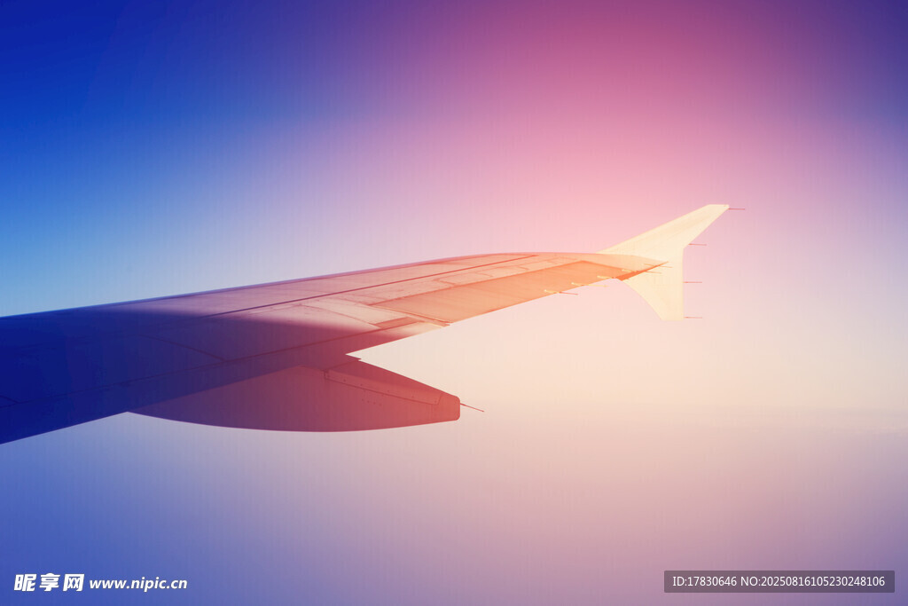飛機機翼與絢麗天空