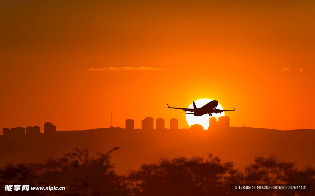 夕陽下飛機起飛美景