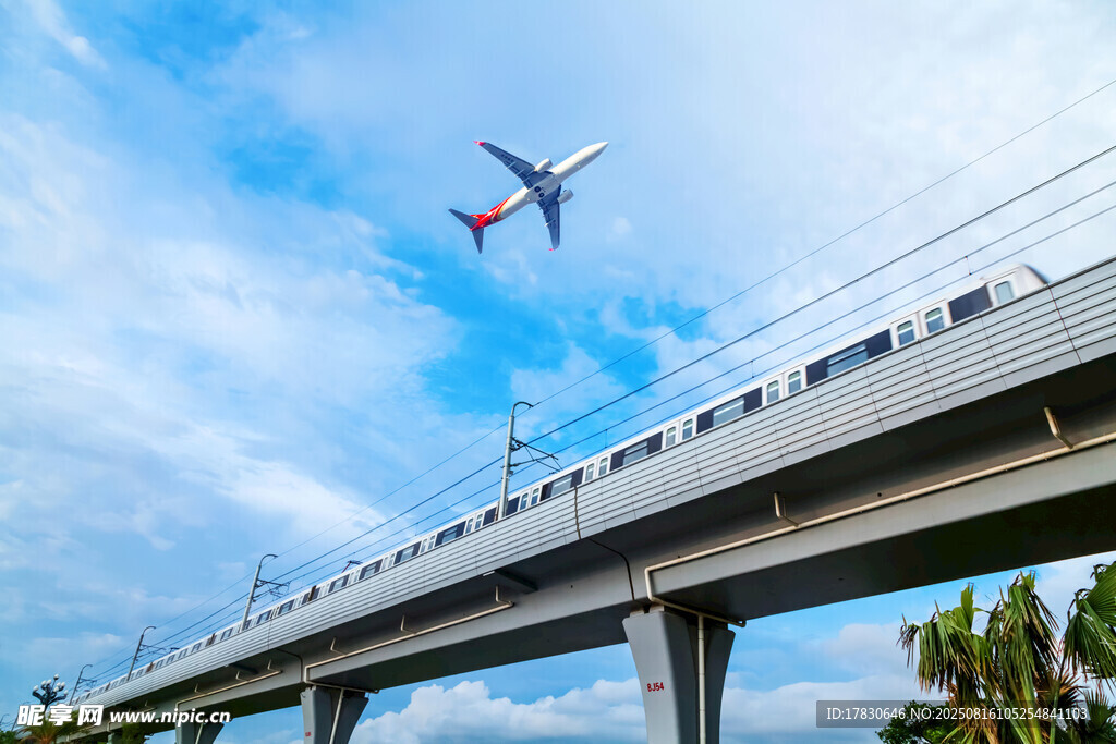 高架列車與空中飛機同框