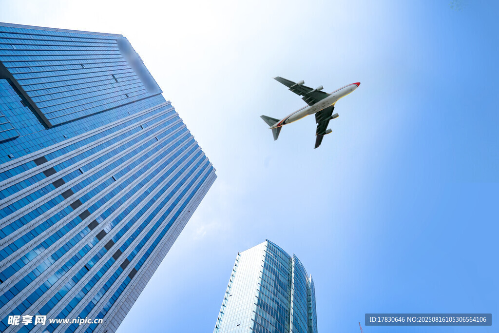城市上空的飛機