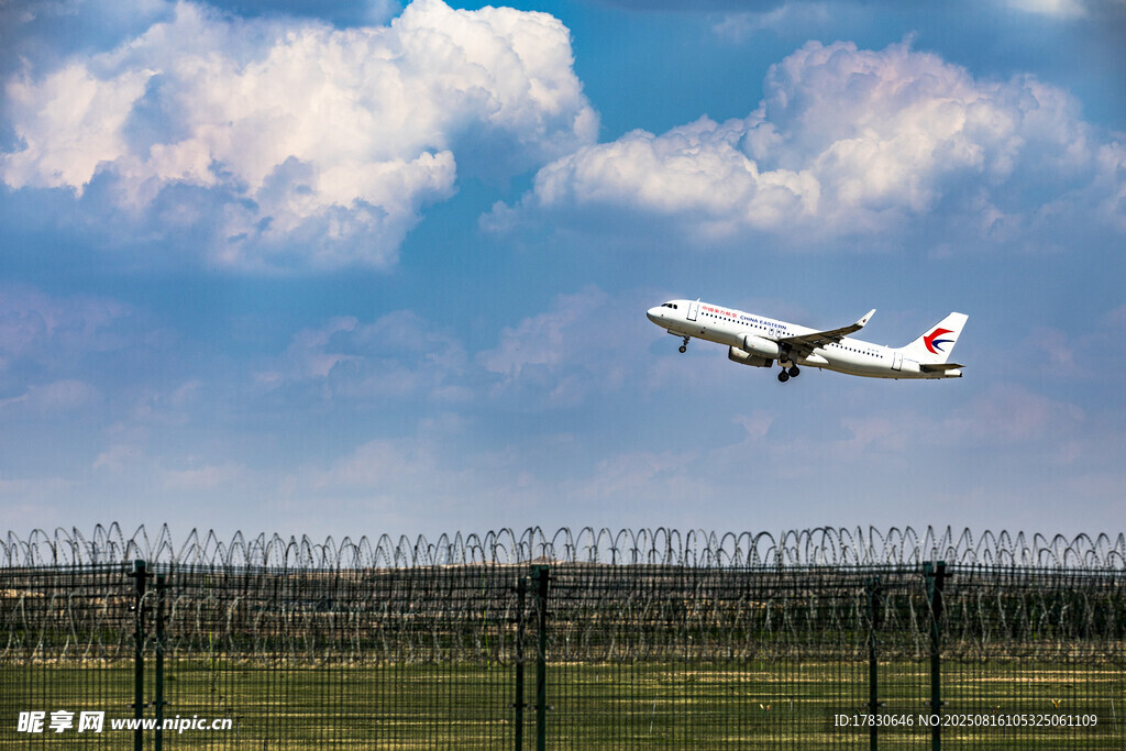 飛機(jī)起飛于機(jī)場圍欄上空