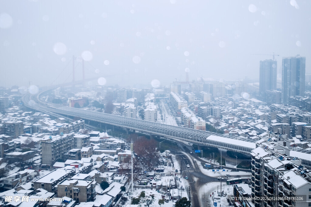 雪后城市高架橋景觀